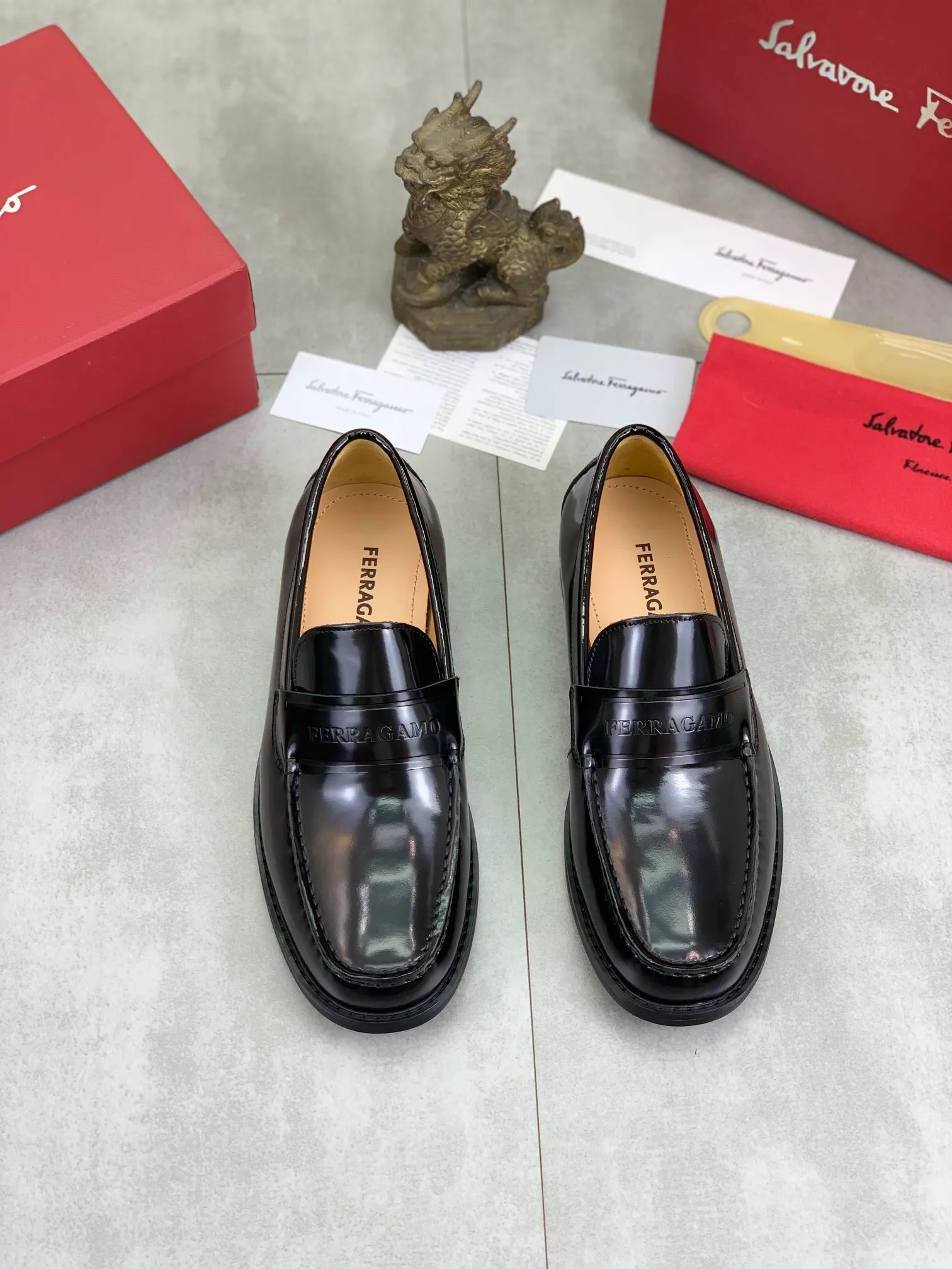 Men's Men's Shoes 💰P460💰[New Style] Water-dyed Niuli 🆘[Salvatore Ferragamo] Ferragamo's latest casual business leather shoes for men! Available at counters simultaneously! The fabric is made of specially imported original calfskin, the lining is made of imported water-dyed cowhide, and the original combination outsole is absolutely luxurious and leads the fashion trend. Matching code: 38-45; 2️⃣ colors available